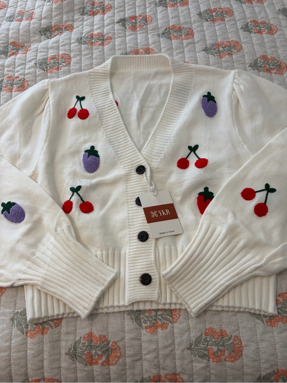 Women’s White Cherry & Berry Embroidered Cardigan Sweater NWT Medium